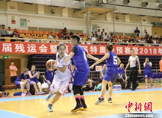 聋人篮球比赛在哪里(中国26支聋人篮球队齐聚冰城赛高低)