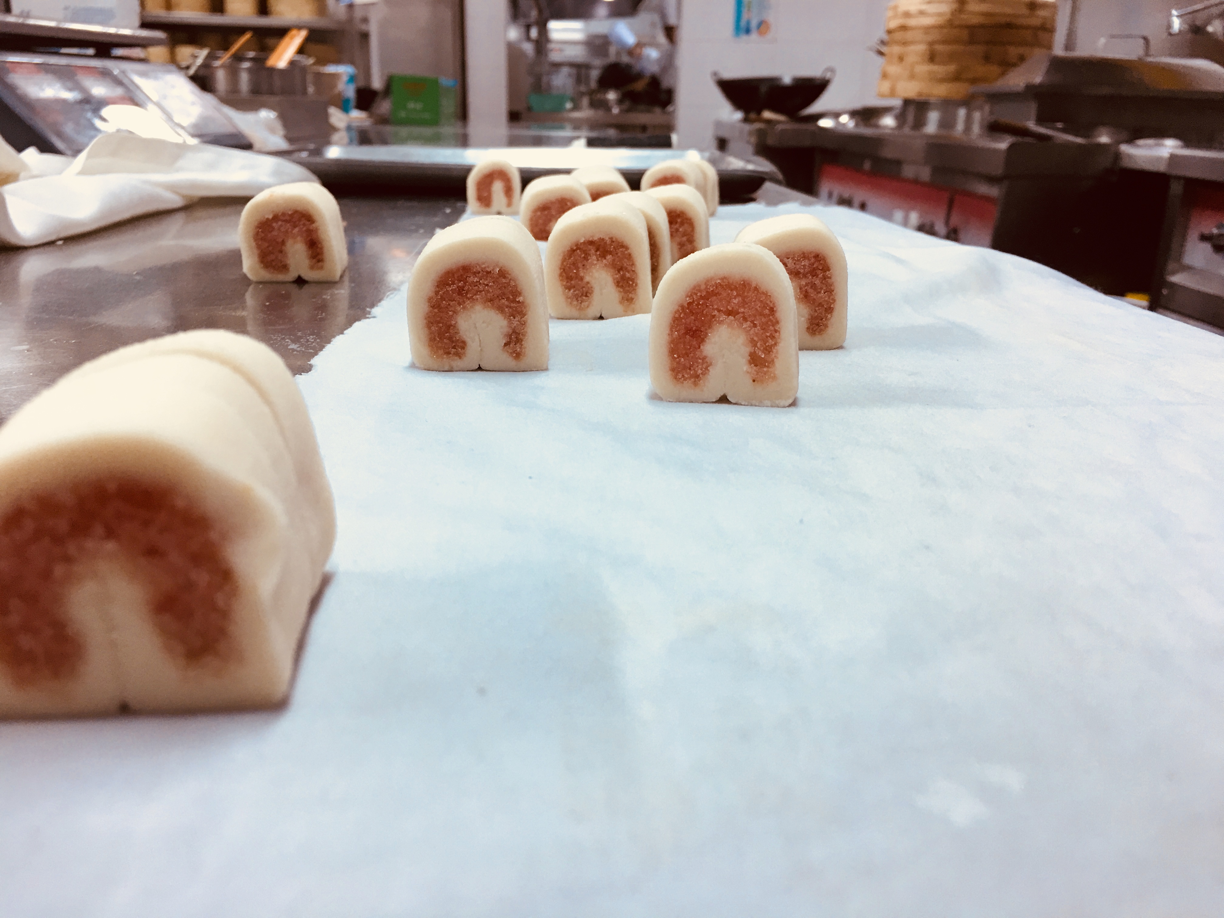 面点师教您制作入口即化的宫廷芸豆卷，喜欢面食的看过来！