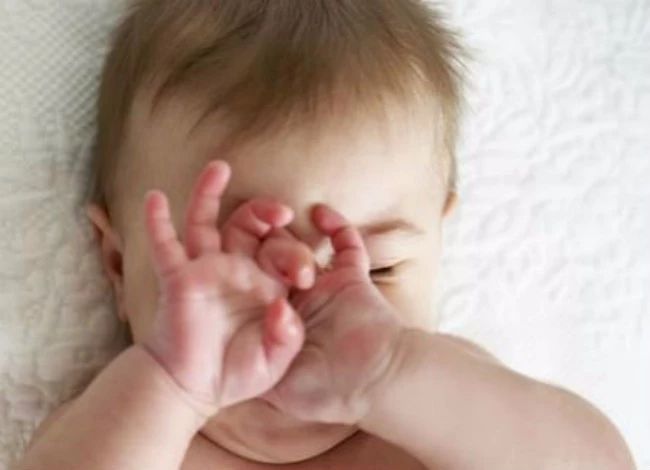 宝宝感冒鼻塞很难受？儿科医生：4招教你轻松缓解，比吃药还管用