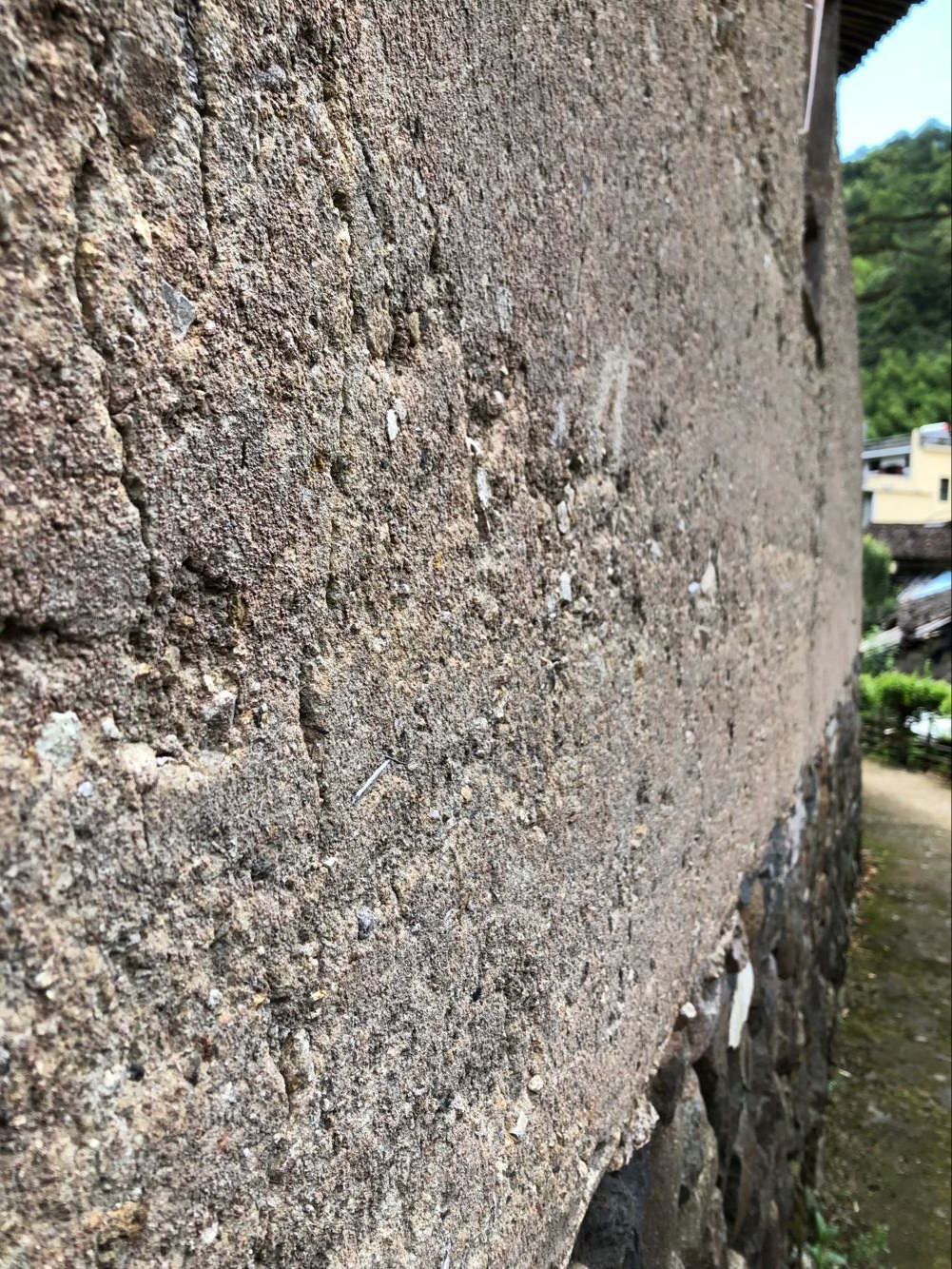 老木房子没有打地基，就靠一个石头垫着，却能百年不倒！冬暖夏凉