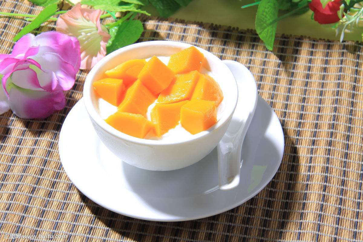 蒸的时候一定是小火,否则双皮奶容易老化4.