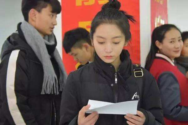 什么样的播音主持艺考培训最划算？99%的考生都想错了