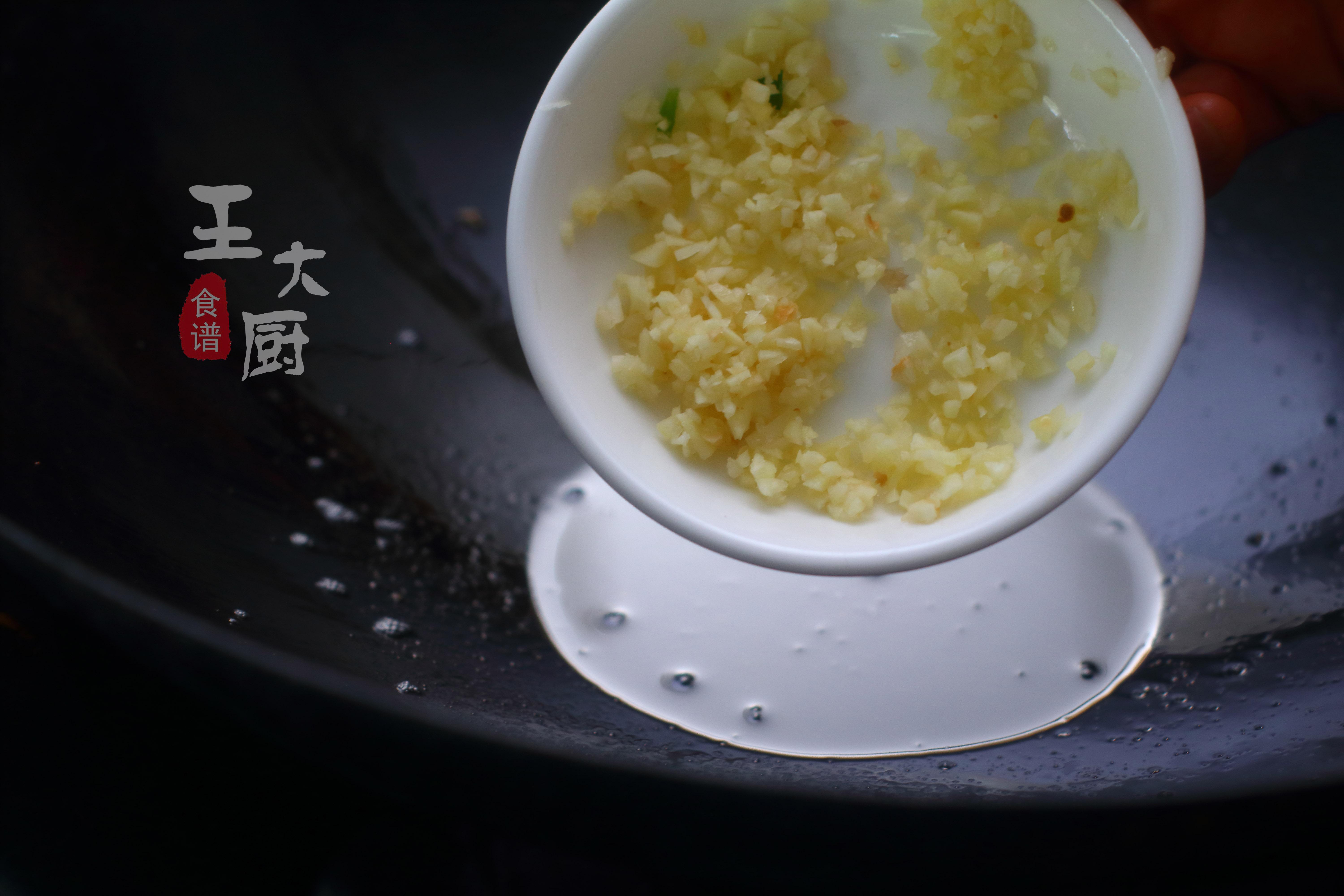 菠菜炒豆腐怎么做（一道普通的菠菜炒豆腐教程）