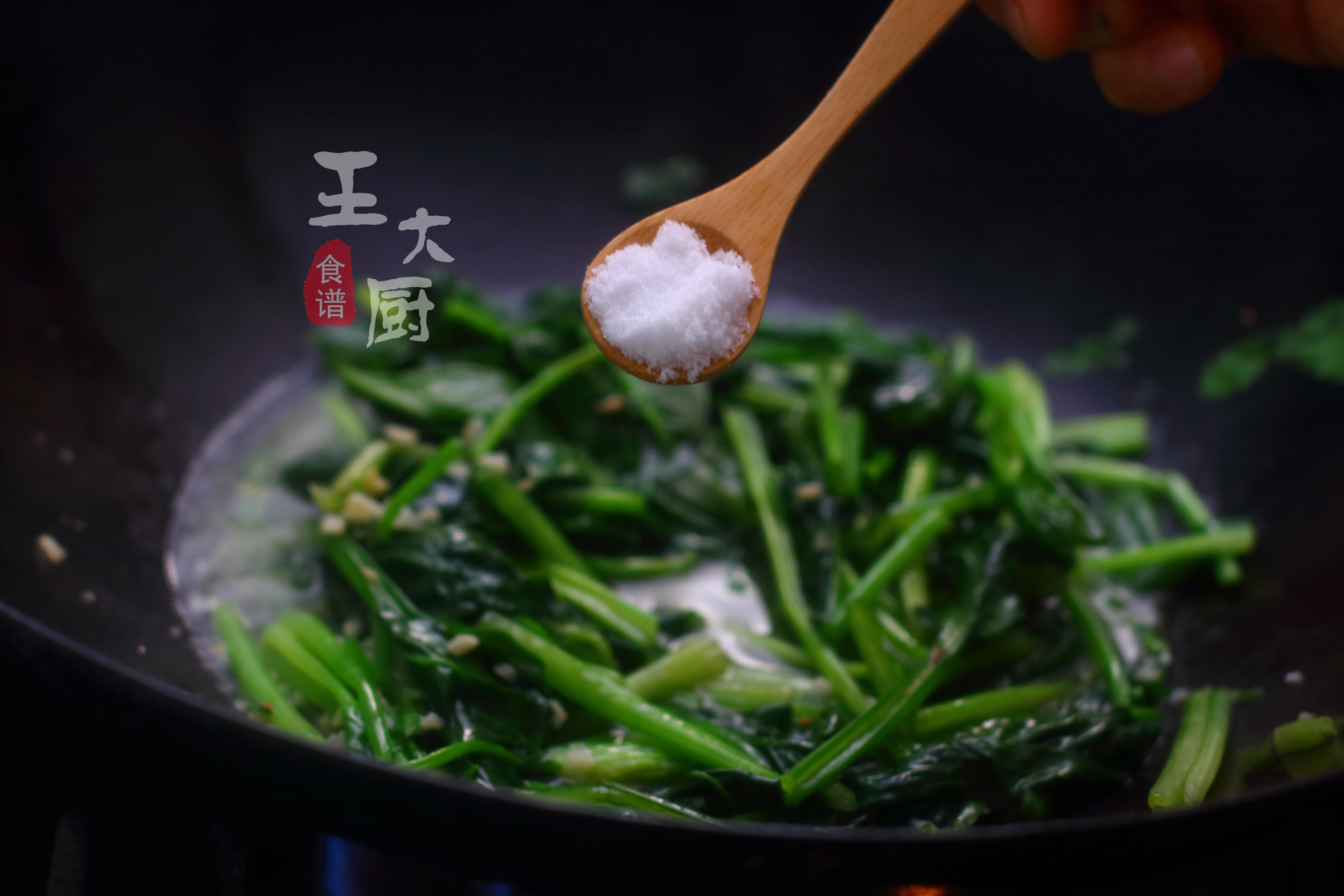 菠菜炒豆腐怎么做（一道普通的菠菜炒豆腐教程）