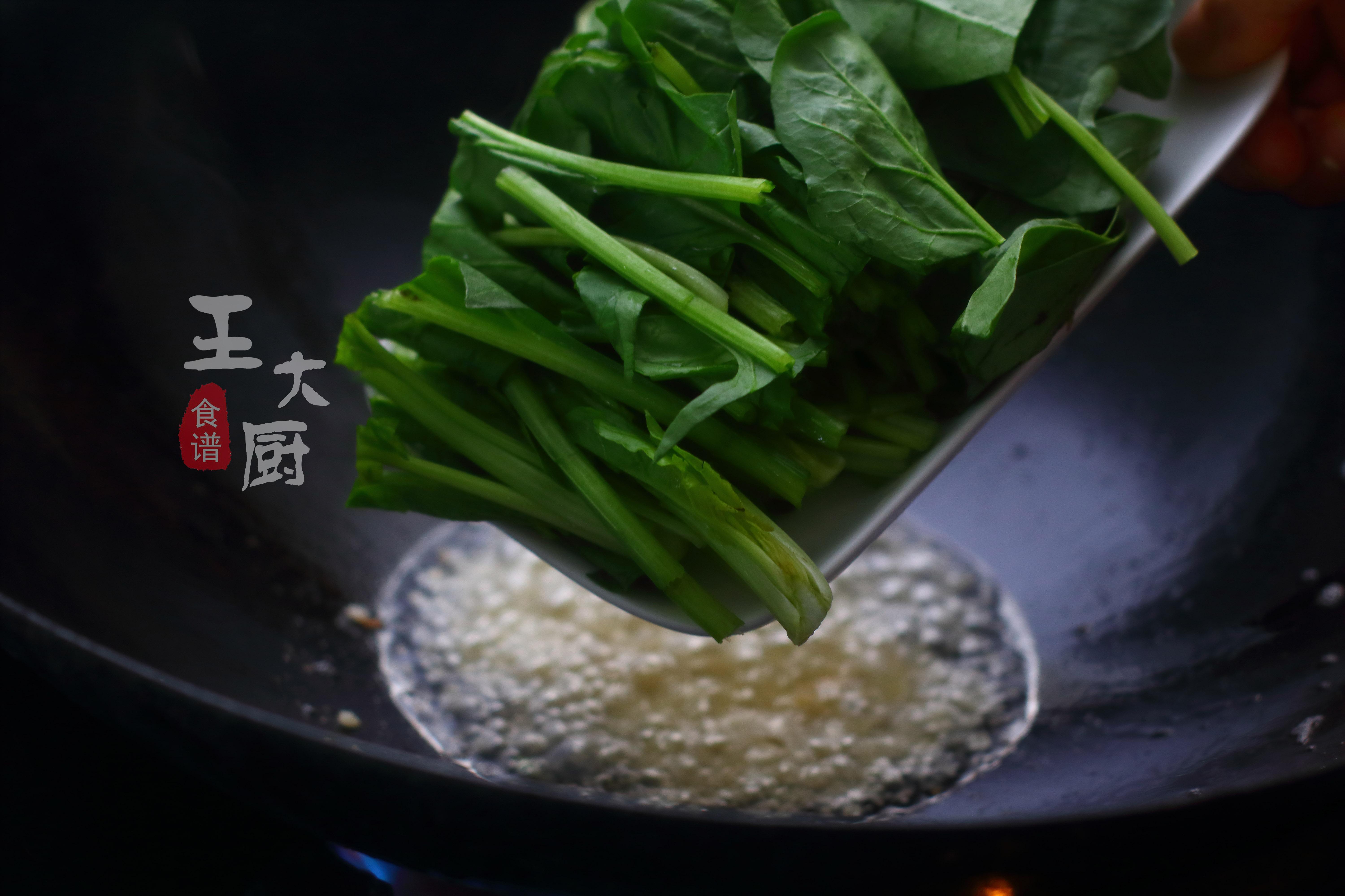 菠菜炒豆腐怎么做（一道普通的菠菜炒豆腐教程）