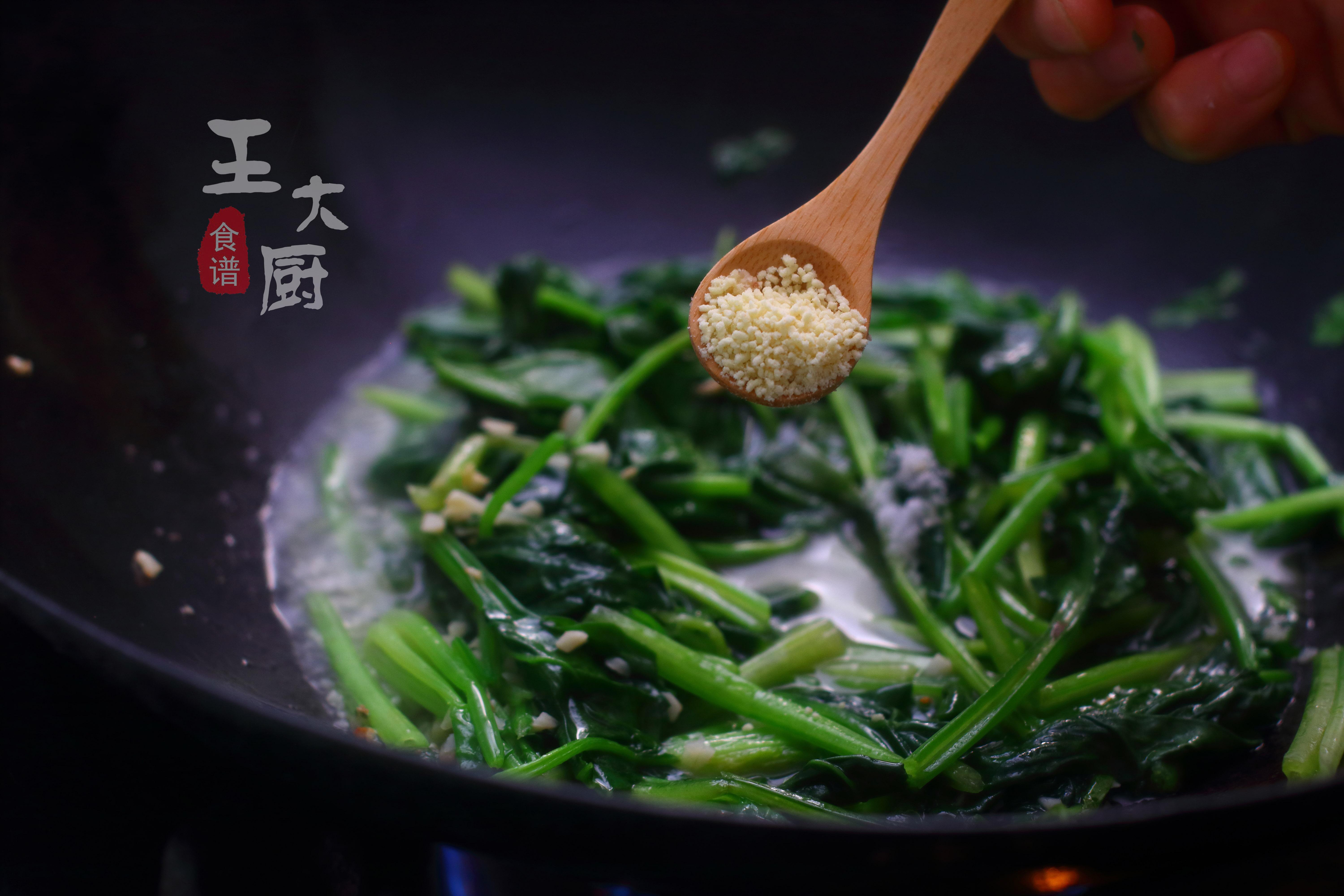 菠菜炒豆腐怎么做（一道普通的菠菜炒豆腐教程）