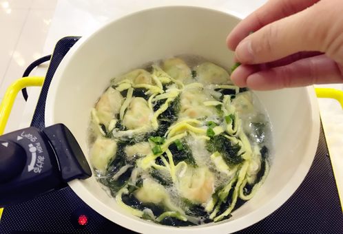 宝宝辅食：虾仁时蔬小馄饨，口感更Q弹营养也更好，非常适合宝宝