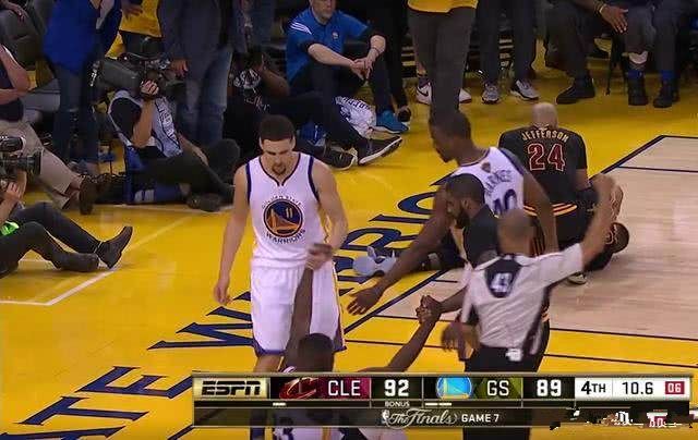 詹姆斯总决赛扣格林摔倒欧文反应（16年总决赛抢七，詹姆斯与格林双双倒地，欧文拉起了谁）