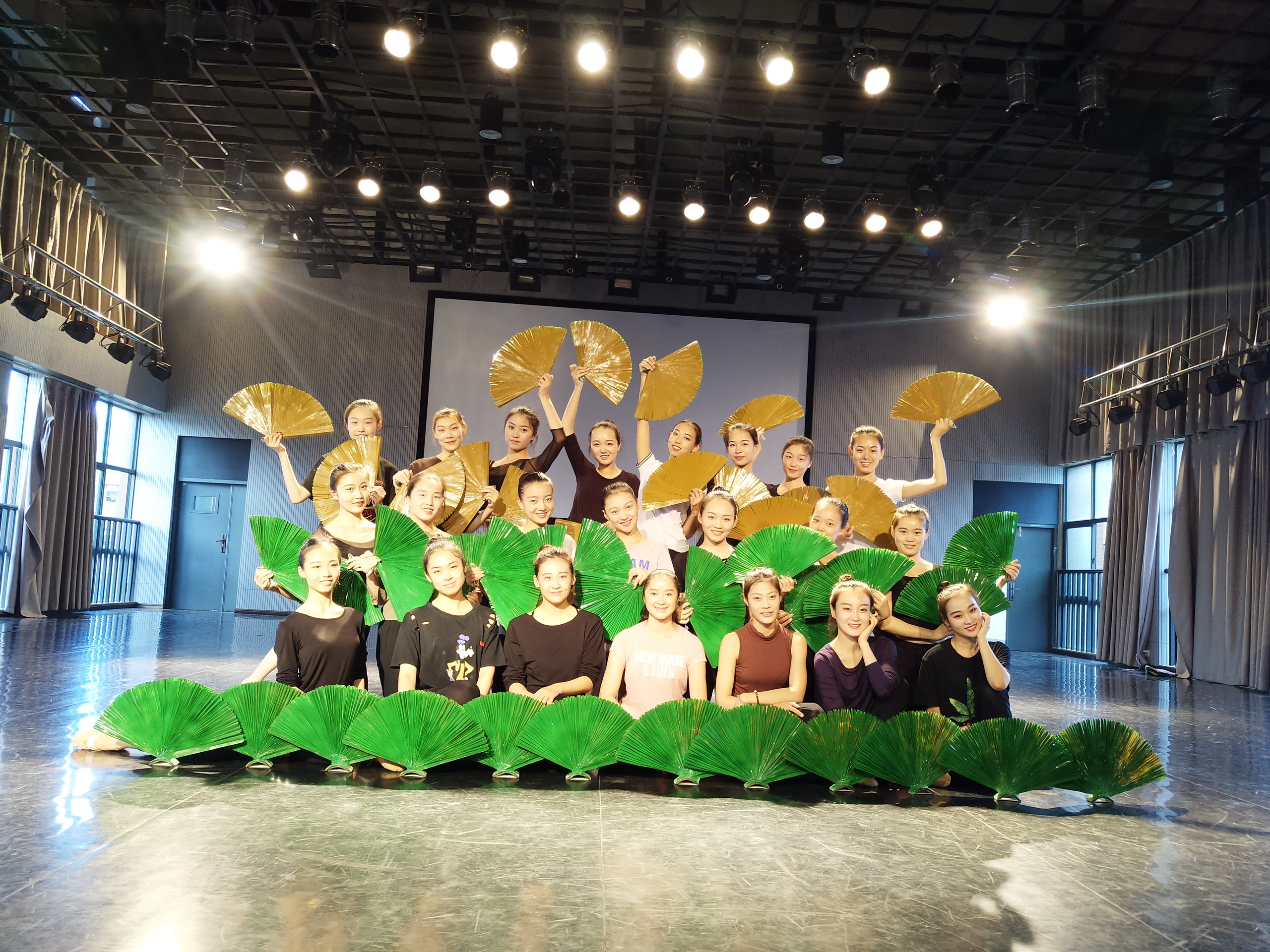 棕扇舞、白鹇鸟、哈尼家园，23位云艺姑娘的青春舞曲