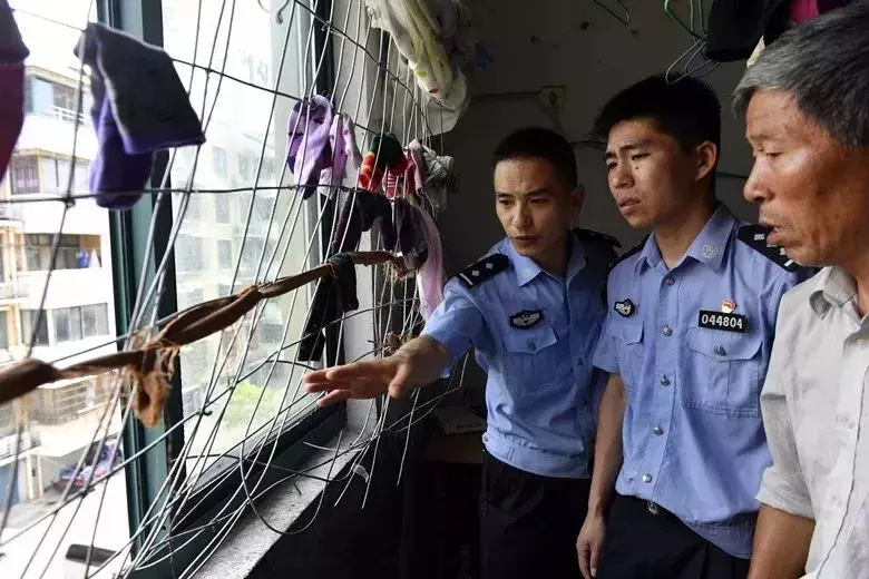 太痛苦了！因为没钱，13岁的她竟然亲手拔掉了脚上的钢钉！而更痛苦的是……