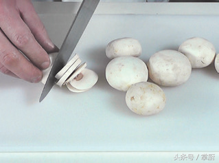 10分钟在家轻松搞定奶油蘑菇汤，比必胜客还好喝