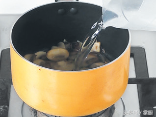 10分钟在家轻松搞定奶油蘑菇汤，比必胜客还好喝