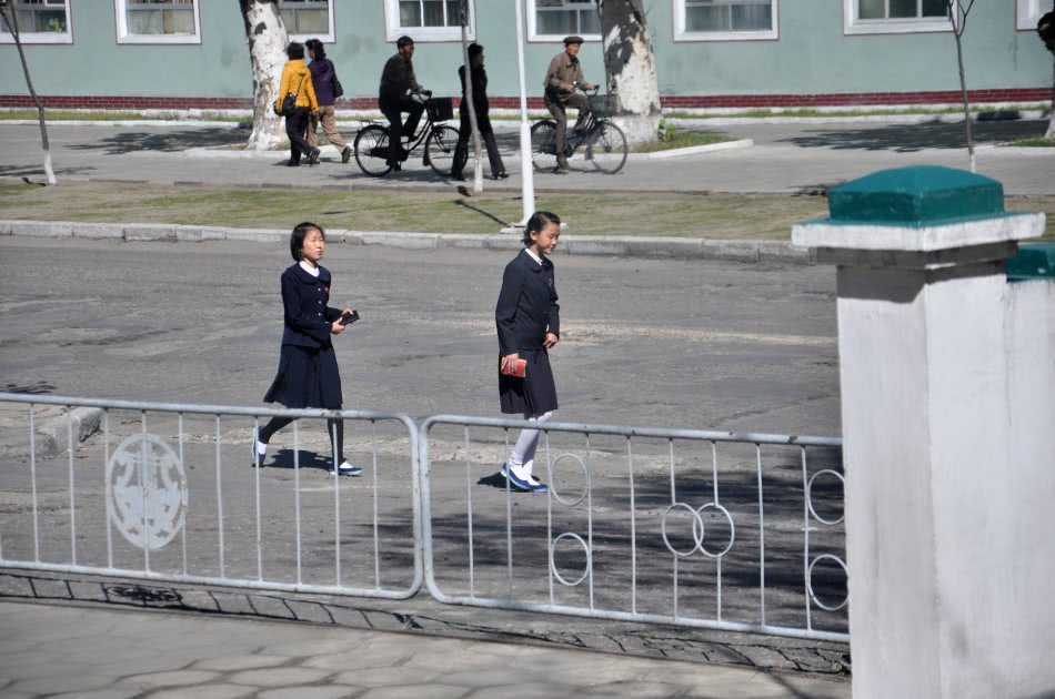街拍朝鲜中小学生：穿校服的他们活泼可爱！