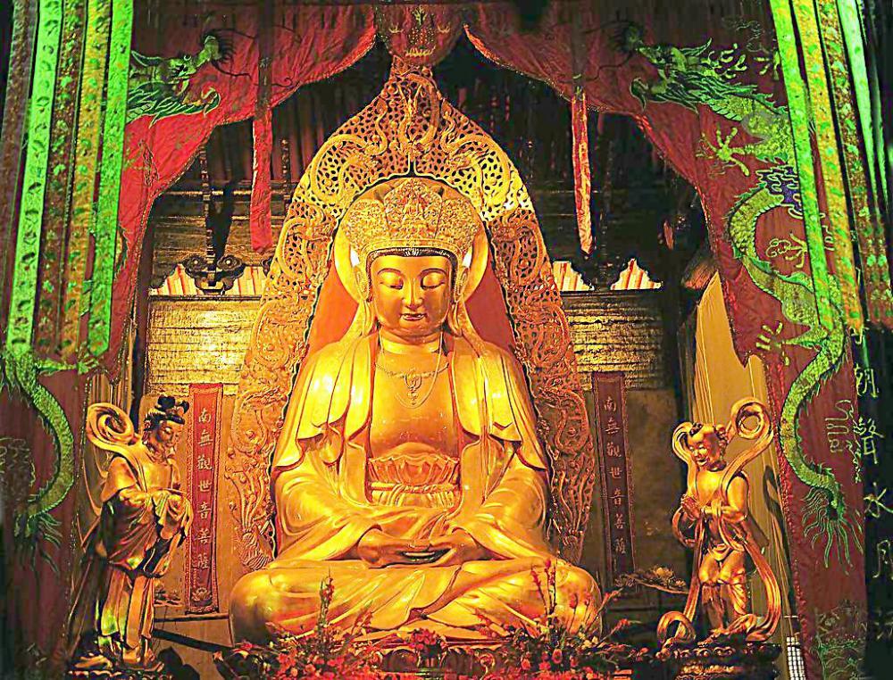 南京古鸡鸣寺中也有一尊观音像,坐南朝北.