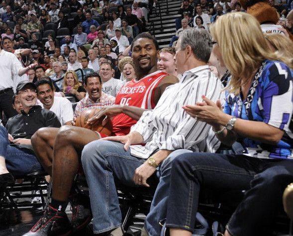 nba为什么击掌（NBA比赛进行时的任性行为：JR与场外球员击掌，阿泰秒变观众）