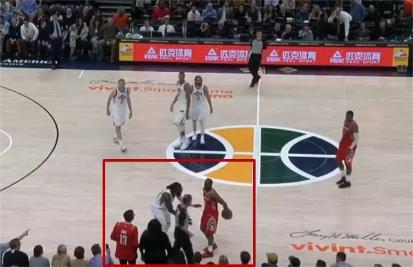 nba为什么击掌（NBA比赛进行时的任性行为：JR与场外球员击掌，阿泰秒变观众）