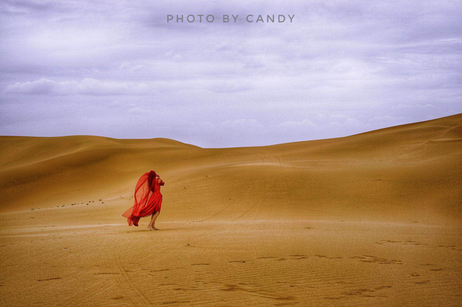女孩去沙漠玩，穿什么拍照比较好看？「穿红裙的沙漠女孩」