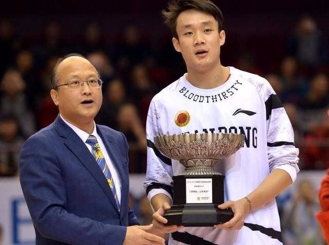 在哪里能看到cba回放（CBA设备有多简陋？MVP奖杯淘宝同款一碰就破，回放看手机录像）