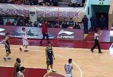 在哪里能看到cba回放（CBA设备有多简陋？MVP奖杯淘宝同款一碰就破，回放看手机录像）