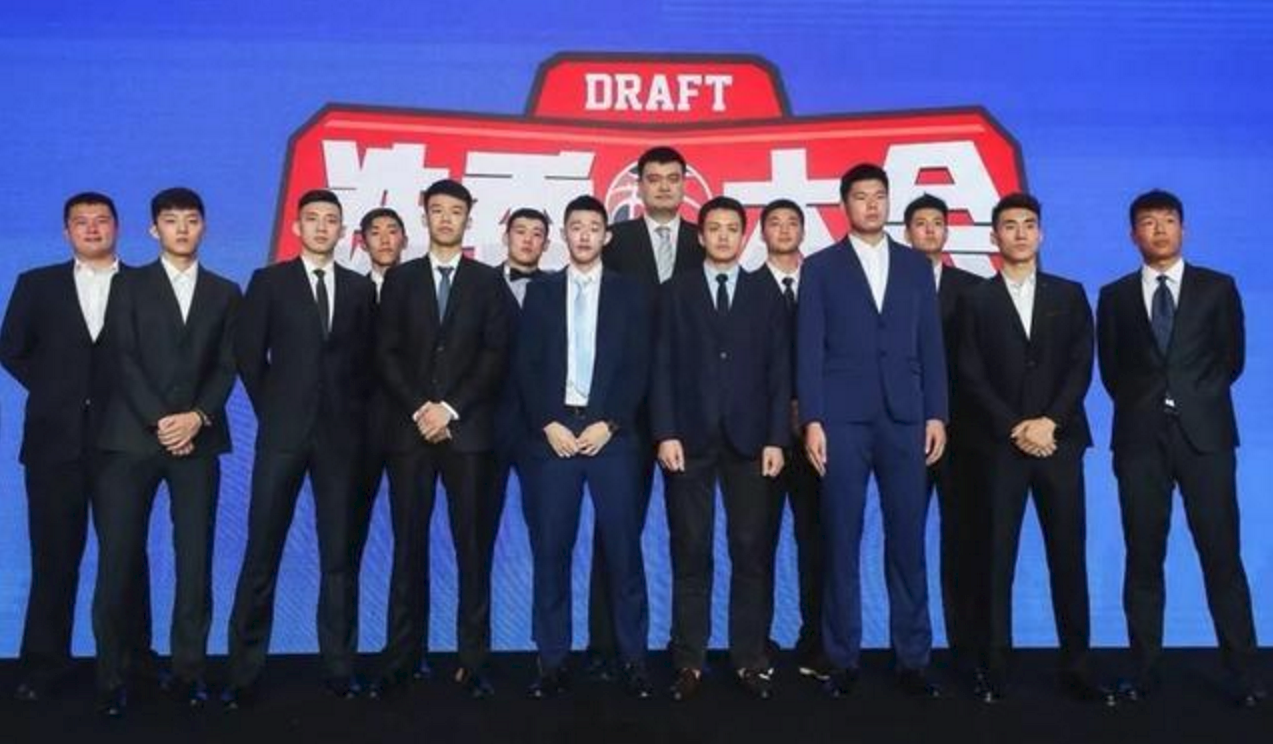 在哪里能看到cba回放（CBA设备有多简陋？MVP奖杯淘宝同款一碰就破，回放看手机录像）-趣拿体育