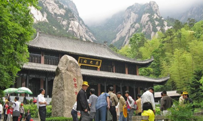 可是这条山路是由明末清初普门禅师,于1618年创建慈光寺和文殊院时凿