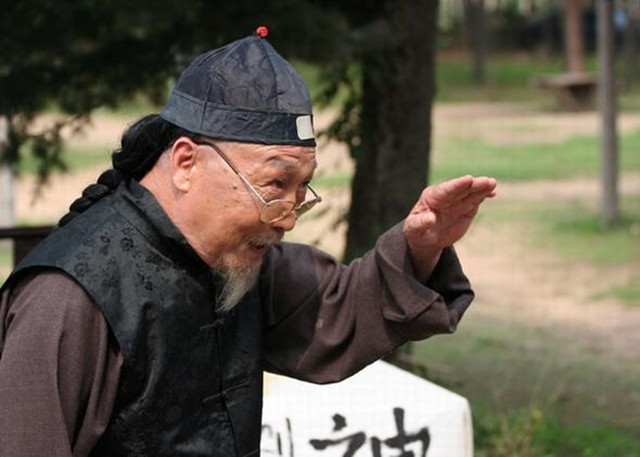 比袁天罡还厉害的风水大师，对坟地说了三个绝，将一死地变成宝地