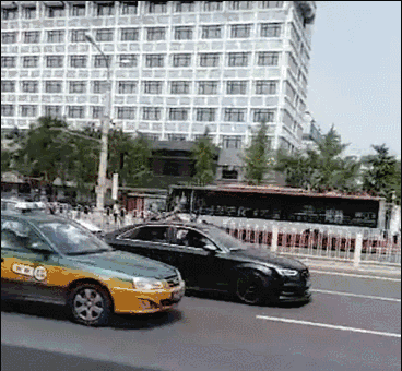 V早报：太冲动！的哥持械砸奥迪，奥迪逆行撞飞他！警方通报……