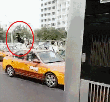 V早报：太冲动！的哥持械砸奥迪，奥迪逆行撞飞他！警方通报……