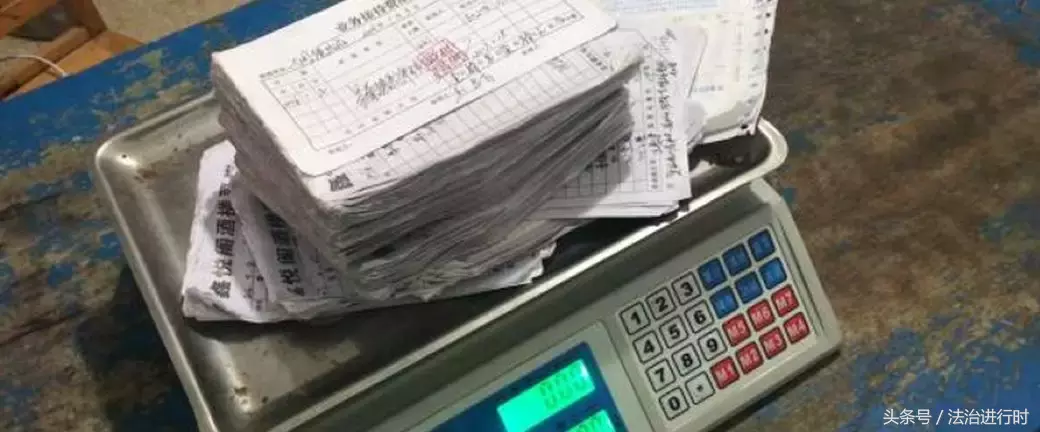 V早报:太冲动!的哥持械砸奥迪,奥迪逆行撞飞他!警方通报……