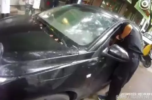 V早报:太冲动!的哥持械砸奥迪,奥迪逆行撞飞他!警方通报……