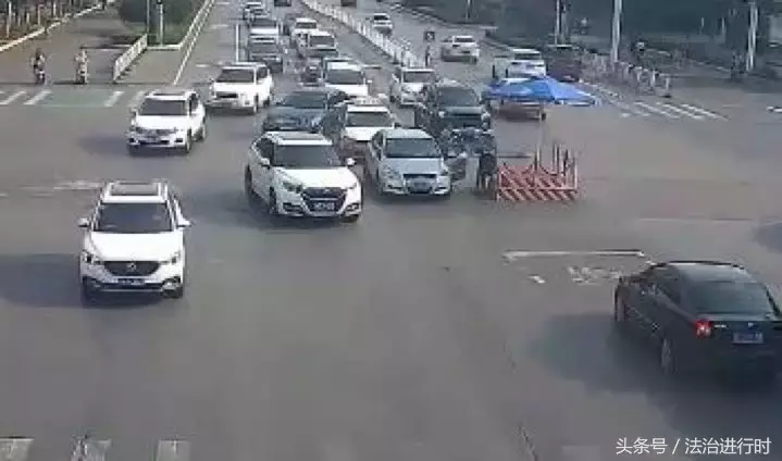 V早报:太冲动!的哥持械砸奥迪,奥迪逆行撞飞他!警方通报……