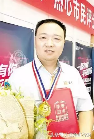 V早报:太冲动!的哥持械砸奥迪,奥迪逆行撞飞他!警方通报……
