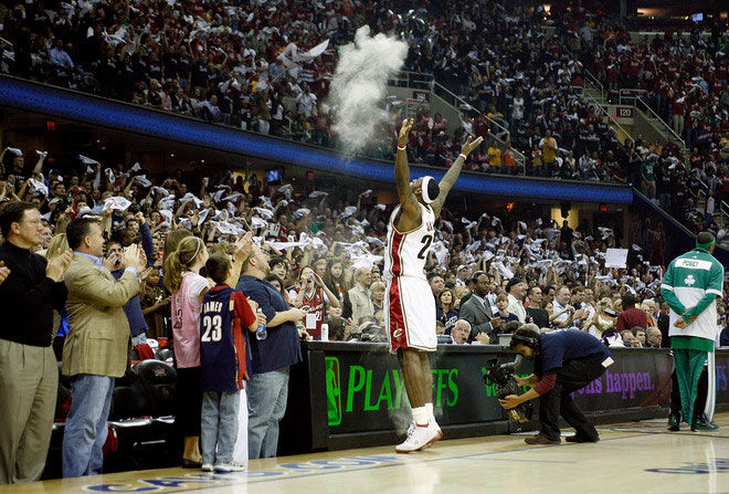 NBA十年前的录像（篮球经典：2008年骑士VS凯尔特人G3 詹姆斯大战皮尔斯！含录像）