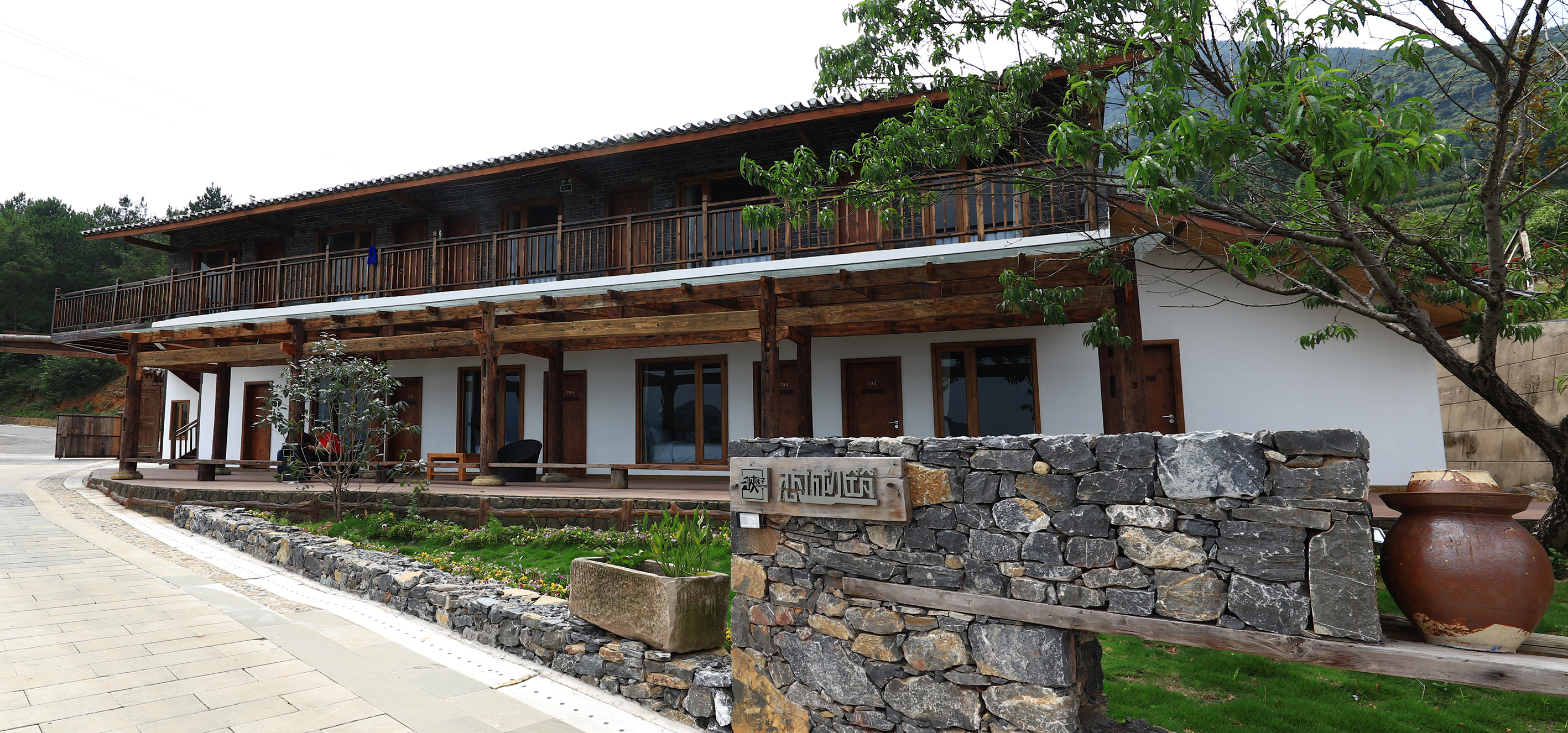 巫峡之巅老巫山民宿"三峡院子"显山露水