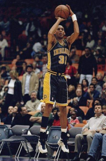 为什么nba球员投篮膝盖内扣（阿里纳斯分析球哥的投篮不仅是丑！看NBA还有哪些奇怪的投篮姿势）