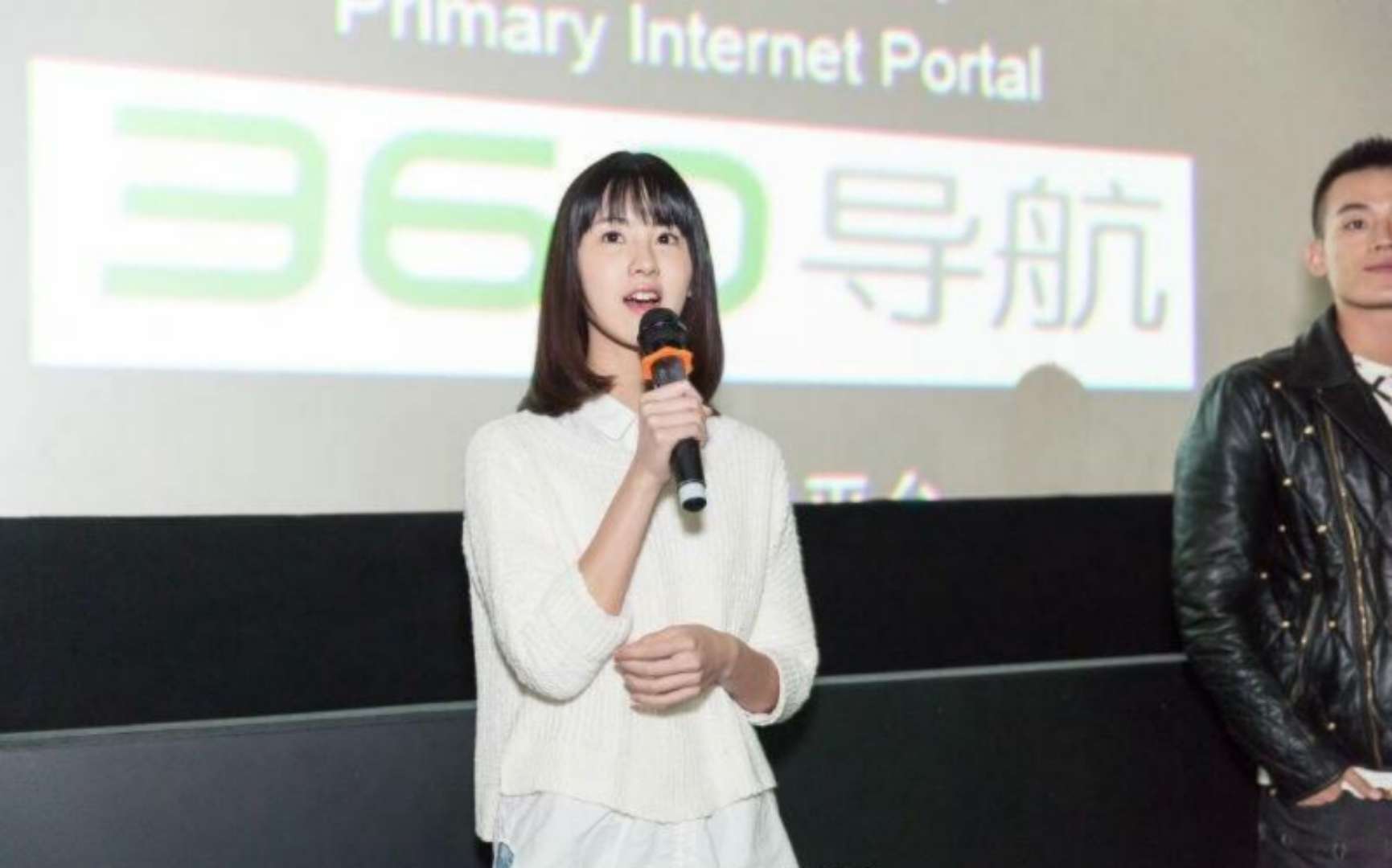 校花校草变身记：南航校花陈都灵，褪去青涩浓妆艳抹，撞脸章泽天