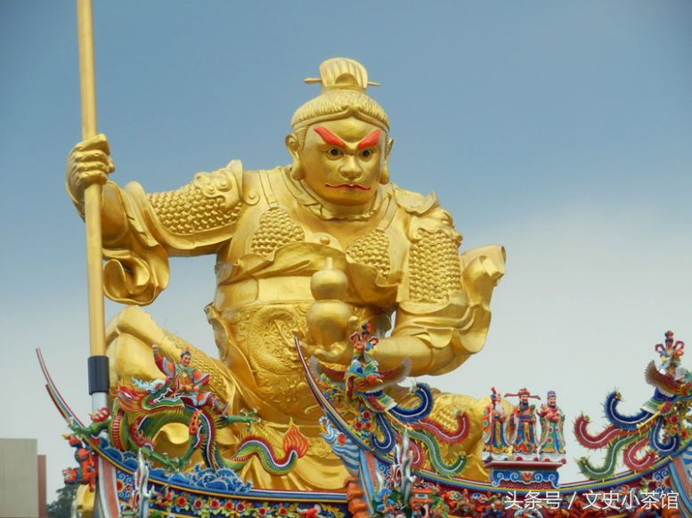 (台湾新竹竹东圣龙宫的巨大金色齐天大圣雕像)