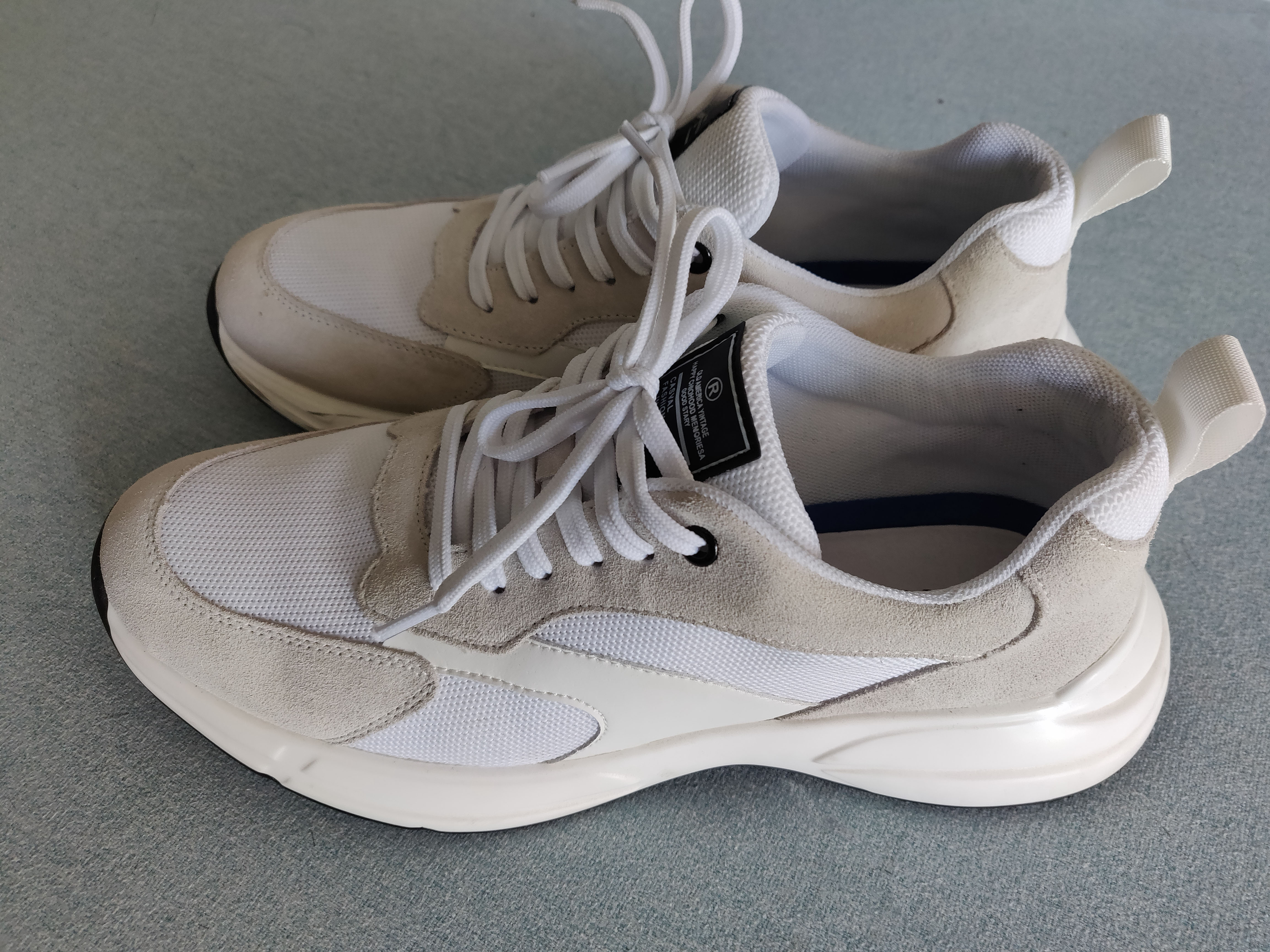 白鞋边蹭上黑印污渍,学了一个小妙招,快速去除