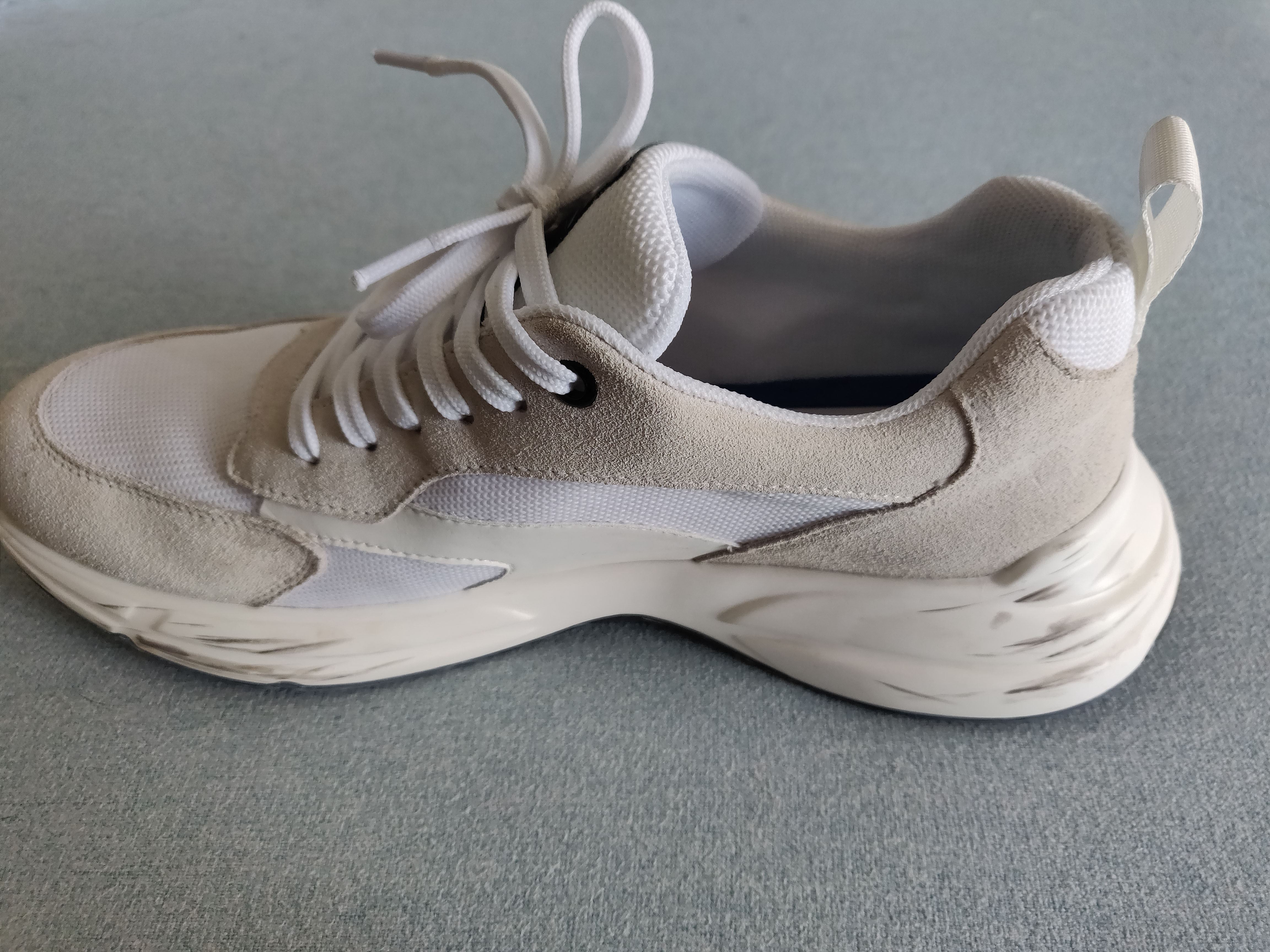 白鞋边蹭上黑印污渍,学了一个小妙招,快速去除