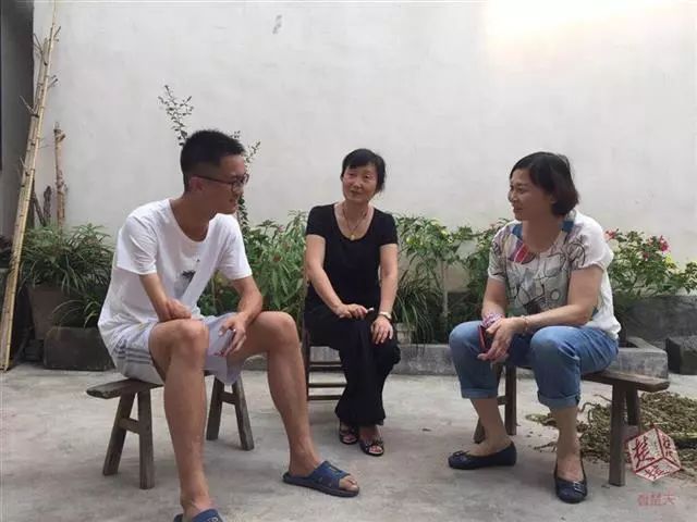 吓人！小区里惊现几十条蛇，原因竟是有人在……丨新闻早茶