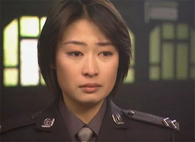 还要提一下的就是里面另外一个实习女警察龚倩,她的扮演者就是梁静,也