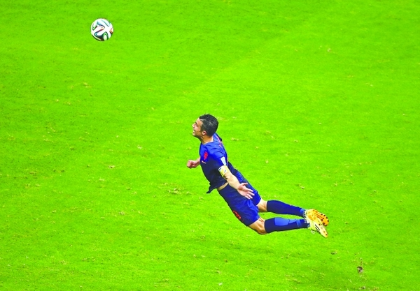 范佩西头球gif(8月6日:范佩西35岁生日,你还记得他的鱼跃头球和超级