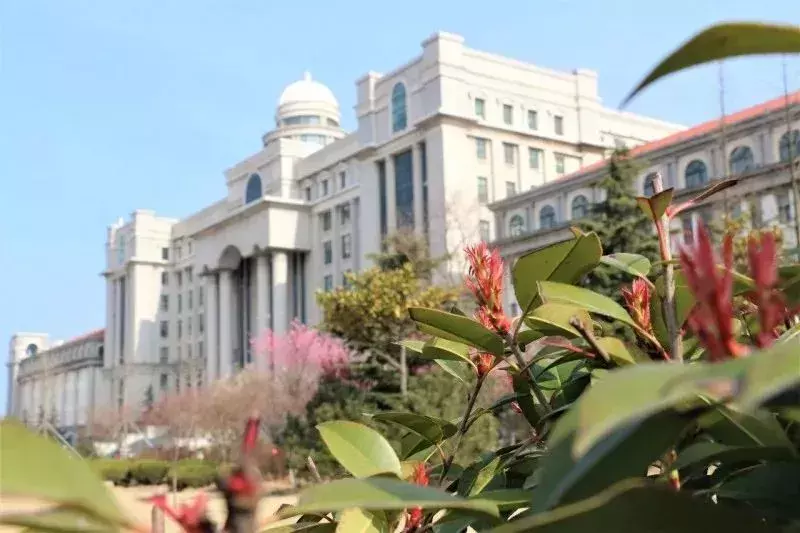 你好，我是青岛港湾职院，这是我的简历，以后请多关照！