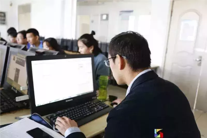 你好，我是青岛港湾职院，这是我的简历，以后请多关照！