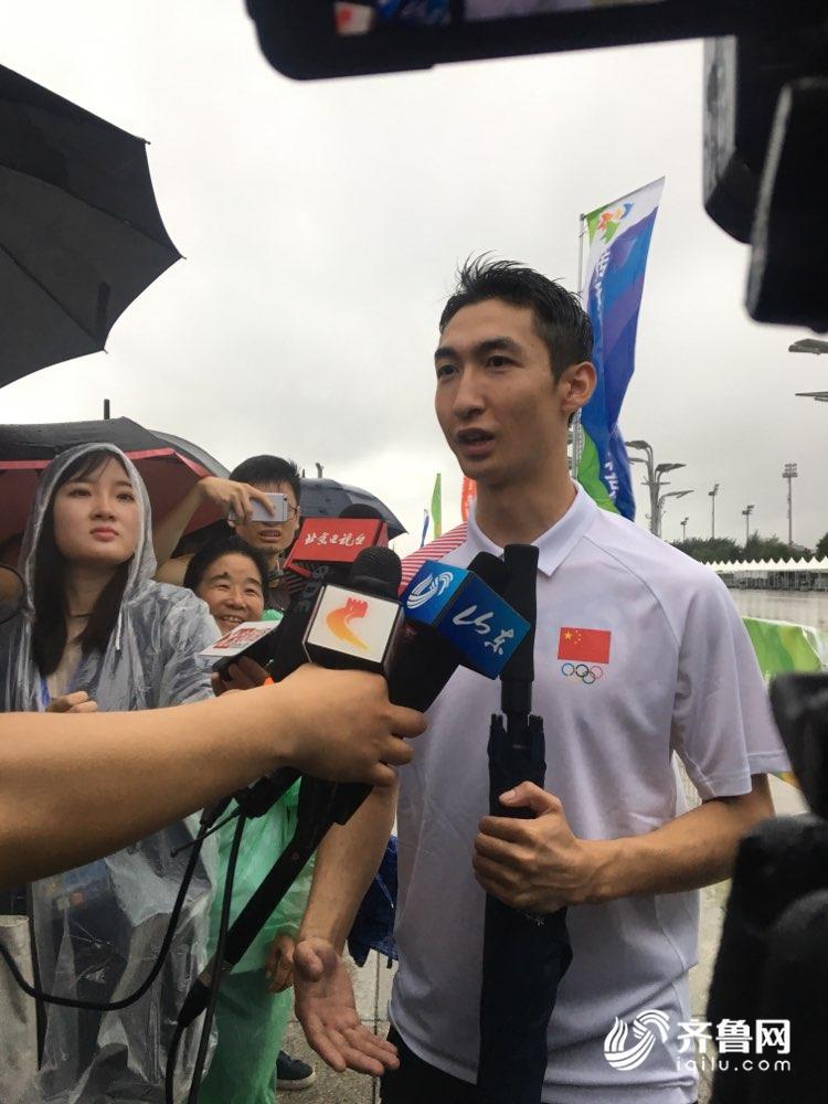 在世界杯闭幕式上淋雨(山东台记者采访时遇大雨 奥运冠军武大靖撑伞护送暖人心)