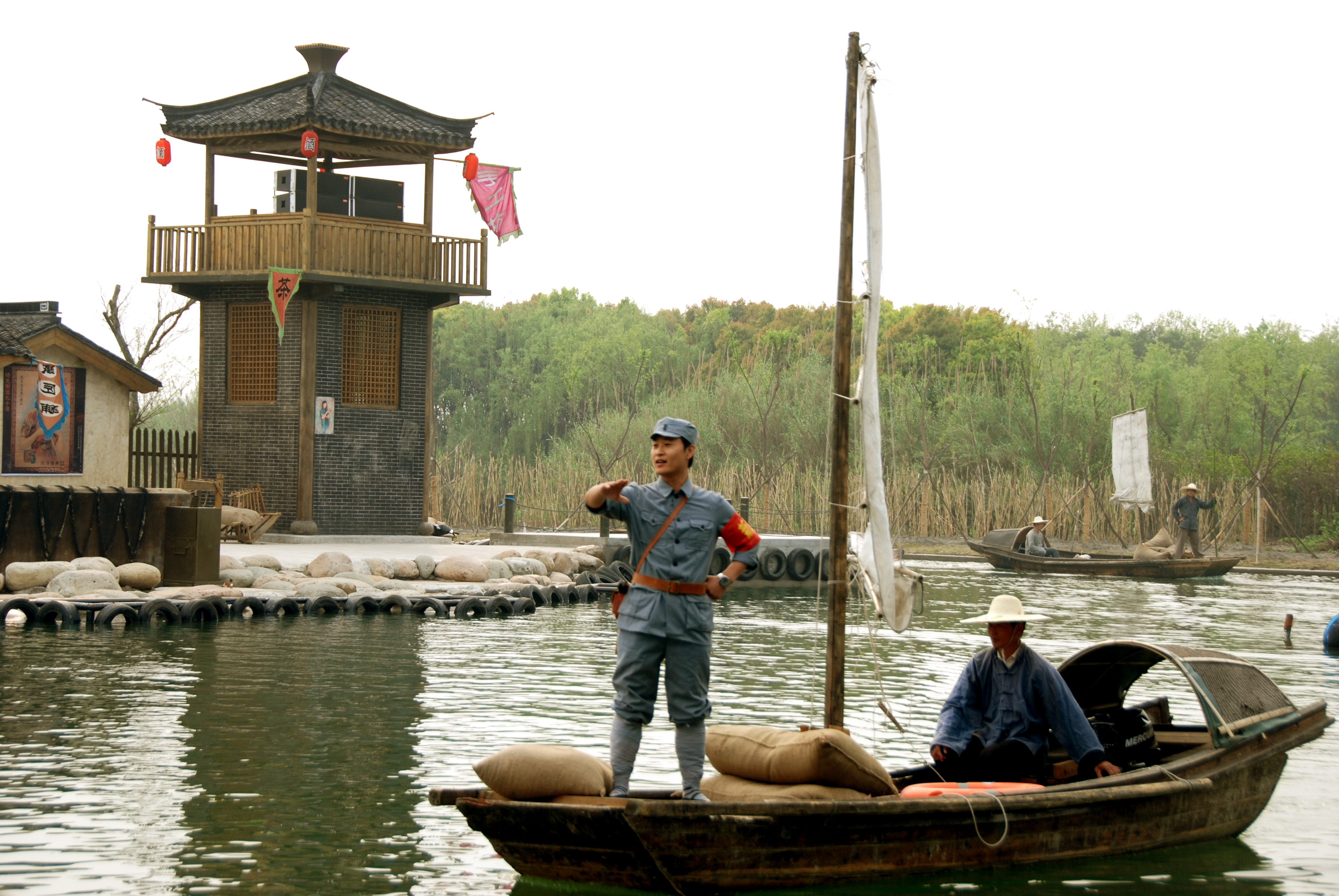 沙家浜与莲花岛相隔二十分钟车程,沙家浜因京剧《沙家浜》而家喻户晓.