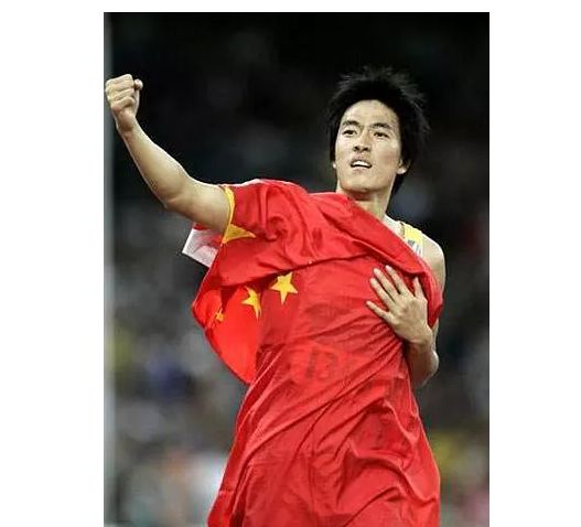 十年前的奥运会，刘翔跨栏跑意外摔倒，一次失败万人唾弃