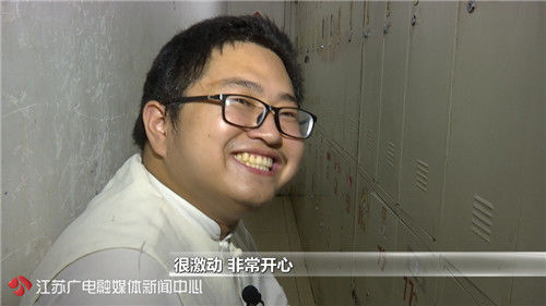 端盘子时收到大学录取通知书，他却犯了愁！少年的人生令人心酸