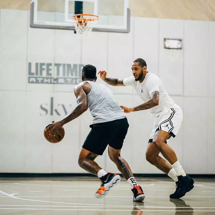 为什么nba球员穿袖套(潮龖｜在NBA，没人能阻止他穿Supreme上篮球场)