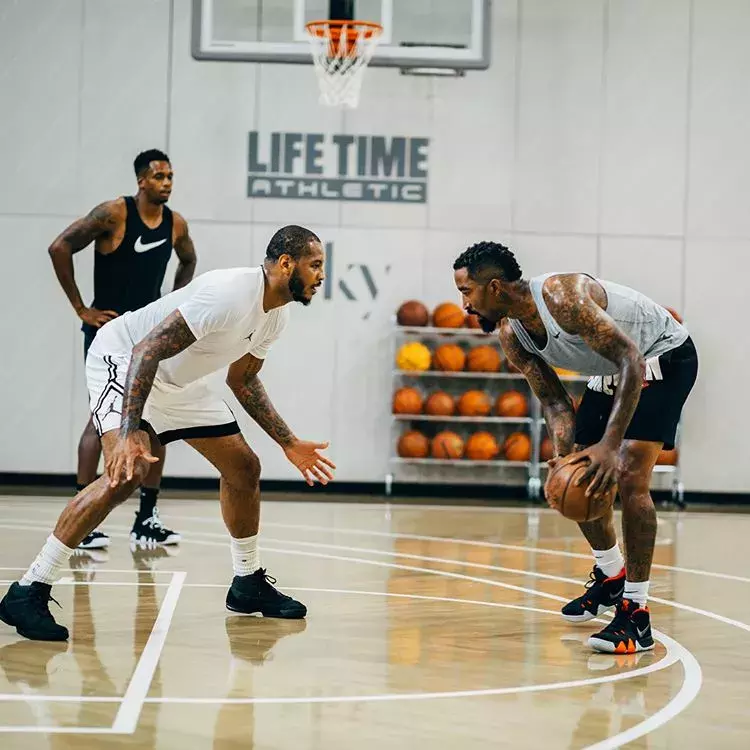 为什么nba球员穿袖套(潮龖｜在NBA，没人能阻止他穿Supreme上篮球场)